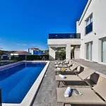 Le Soleil فيلة روغوزنيكا